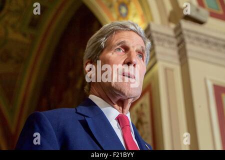 Washington DC, Stati Uniti d'America. Il 9 settembre, 2015. Stati Uniti Il segretario di Stato John Kerry indirizzo reporters seguenti riunioni su Capitol Hill 9 Settembre 2015 a Washington D.C. I Segretari si sono incontrati con i leader del Senato per sostenere il supporto per l'Iran accordo nucleare. Foto Stock