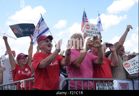 Washington, DC, Stati Uniti d'America. 9 Sep, 2015. I partecipanti di 'Stop l'Iran Deal' rally gridare slogan nella parte anteriore del Campidoglio di Washington, DC, capitale degli Stati Uniti, Sett. 9, 2015. Stati Uniti Il repubblicano candidati presidenziali Donald Trump e Ted Cruz ha invitato i legislatori di boicottare il nucleare Iran deal Mercoledì, avviso di terribili conseguenze se il contratto viene attuato. Credito: Bao Dandan/Xinhua/Alamy Live News Foto Stock