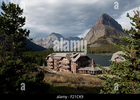 Valle del Ghiacciaio, Montana, USA. 31 Agosto, 2015. 09/02/2015. I numerosi ghiacciai Lodge situato sulle rive della corrente rapida Lago guarda il Continental Divide come si attraversa il Parco Nazionale di Glacier nel Montana. Il parco è parte del Parco internazionale della pace condivisa con il Canadese di Waterton Lakes National Park in Alberta, Canada. © Ralph Lauer/ZUMA filo/Alamy Live News Foto Stock