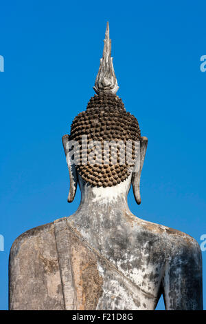 Thailandia, Sukothai, vista posteriore del seduto statua del Buddha, Wat Mahathat tempio reale. Foto Stock