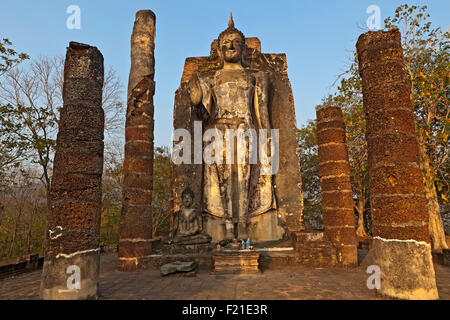 Thailandia, Sukothai, statua di Budda in impostazione della foresta, con piccoli Buddha seduto alla base, Wat Saphan Hin. Foto Stock