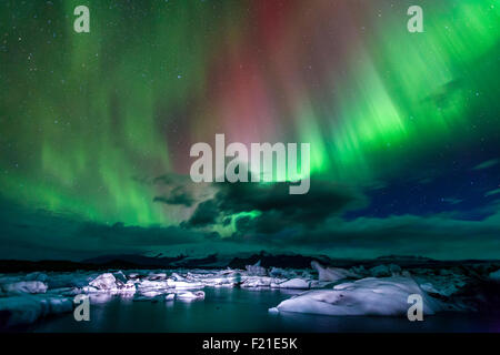 Aurora boreale su laguna di Jokulsarlon in Islanda Foto Stock