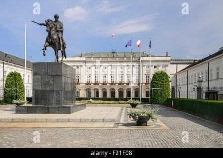 Polonia Varsavia Ul Krakowskie Przedmiescie o la via regale Radziwill Palace residenza presidenziale con una statua del Principe Foto Stock