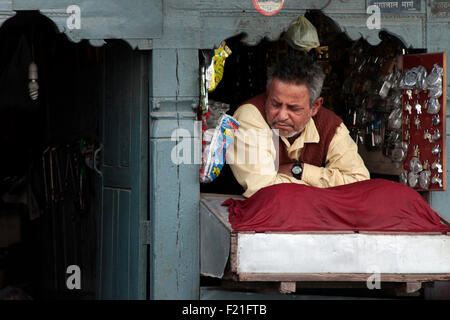 Shopkeer in Nepal, Kathmandu Foto Stock