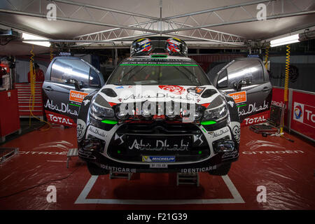 Coffs Harbour, Australia. Il 9 settembre, 2015. Coffs Harbour, Australia. La Abu Dhabi Citroen DS3 World Rally Championship vettura guidata da Stephane Lefebrve siede nell'area di servizio prima di iniziare il Rally Australia. Credito: Russell Hunter/Alamy Live News Foto Stock