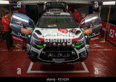 Coffs Harbour, Australia. Il 9 settembre, 2015. Coffs Harbour, Australia. Meccanica a lavorare per preparare la Citroen DS3 World Championship vettura pilotata da Mads Ostberg prima dell' inizio del Rally Australia in Coffs Harbour, Australia. Credito: Russell Hunter/Alamy Live News Foto Stock