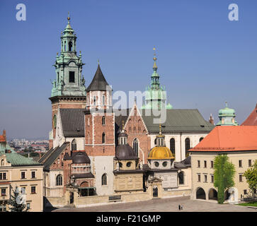 Polonia Cracovia Wawel Hill alla cattedrale di Wawel conosciuta anche come la Basilica dei Santi Stanislao e Venceslao come si vede dal Foto Stock