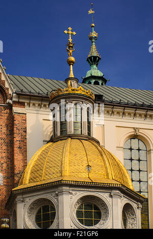 La Polonia, Cracovia, dalla collina di Wawel, la cattedrale del Wawel, Sigismondo la cappella, o Zygmunt Cappella, cupola dorata. Foto Stock