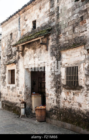 Mattone antico edificio attualmente utilizzato come un negozio nel villaggio di Hongcun, provincia di Anhui, Cina e Asia Foto Stock