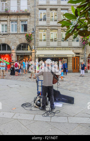 Intrattenitore sulle strade di St Malo, Bretagna Francia Foto Stock