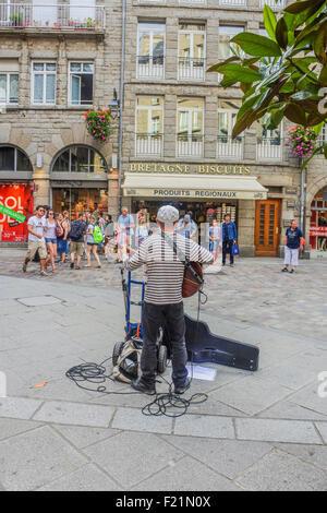 Intrattenitore sulle strade di St Malo, Bretagna Francia Foto Stock