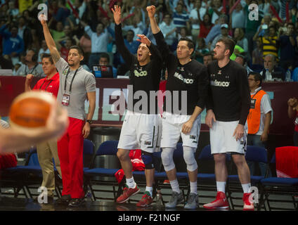Città del Messico. 9 Sep, 2015. Il Messico di Paolo Stoll 3 (R), Adrian Zamora (seconda R) e Israele Gutierrez (1stR) jubilate durante il match di 2015 FIBA America del campionato contro l'Argentina in Città del Messico, capitale del Messico, sul Sett. 9, 2015. Il Messico ha vinto 95-83. © Oscar Ramirez/Xinhua/Alamy Live News Foto Stock