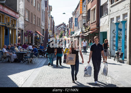 Shopping giovane alla strada dello shopping su una soleggiata giornata estiva, nel centro di Leuven in Belgio Foto Stock