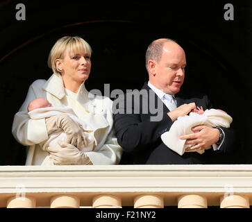 La principessa Charlene e il Principe Alberto II di Monaco presentando i loro gemelli Jacques principe e principessa Gabrielle presso il palazzo Foto Stock