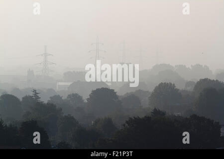 Wimbledon Londra,UK. Il 10 settembre 2015. Città di Wimbledon coperto in early morning mist Credito: amer ghazzal/Alamy Live News Foto Stock