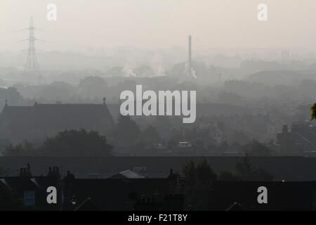 Wimbledon Londra,UK. Il 10 settembre 2015. Città di Wimbledon coperto in early morning mist Credito: amer ghazzal/Alamy Live News Foto Stock