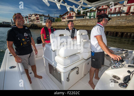 Parte di pesca tra amici nel Paese Basco (Francia). Boston Whaler 320 oltraggio all'esterno. Foto Stock