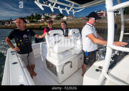 Parte di pesca tra amici nel Paese Basco (Francia). Boston Whaler 320 oltraggio all'esterno. Foto Stock