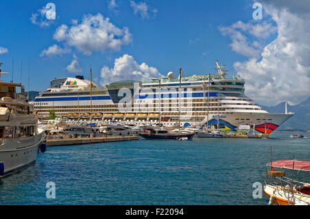 Porto di Marmaris, Turchia. Nave da crociera AIDA Diva su quay. Foto Stock