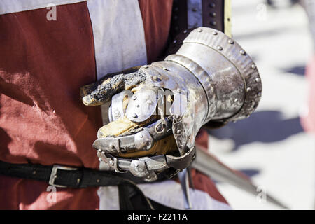 Metallo cavaliere medievale guanto protettivo di dettaglio per un gentleman Foto Stock