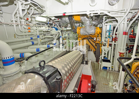 Sala del motore su una barca da carico nave Foto Stock