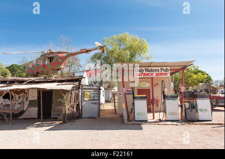 Un outback leggenda del territorio settentrionale: il Daly Waters Pub. Qui: La stazione di benzina Foto Stock