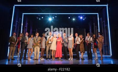 Alison Arnopp come polverosi (centro) con cast. Photocall per il nuovo musical britannico 'DUSTY', un mondo di Premiere. Polveroso, è circa il luogo di fama di sessanta superstar impolverata Springfield. La mostra è attualmente l'anteprima nel West End a Charing Cross Theatre. Alison Arnopp stelle come polveroso Springfield/Maria O'Brien. Foto Stock