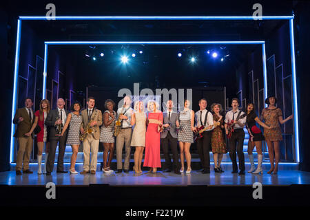 Alison Arnopp come polverosi (centro) con cast. Photocall per il nuovo musical britannico 'DUSTY', un mondo di Premiere. Polveroso, è circa il luogo di fama di sessanta superstar impolverata Springfield. La mostra è attualmente l'anteprima nel West End a Charing Cross Theatre. Alison Arnopp stelle come polveroso Springfield/Maria O'Brien. Foto Stock