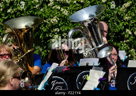 Musicisti in Johnstone Brass Band a suonare all'acqua di Leith del Centro Visitatori, Edimburgo, durante il Festival 2015. Foto Stock