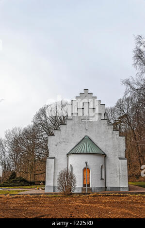 Un tipico svedese di piccola chiesa bianca situato alla periferia della città costiera di molle. Foto Stock