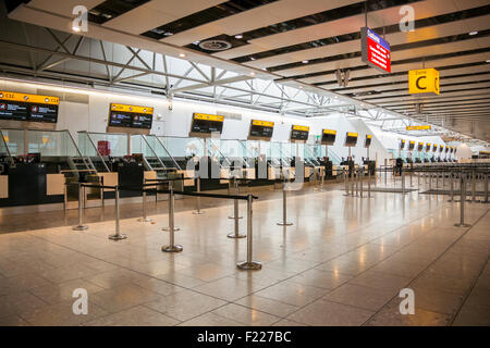 Chiuso i banchi check-in presso l'aeroporto di Heathrow, Londra Foto Stock