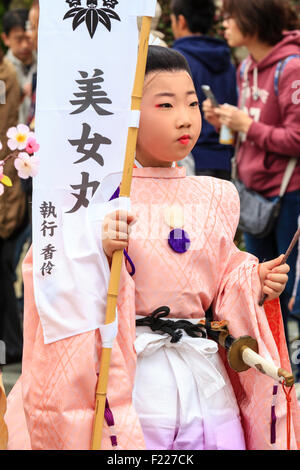 Festival di Genji p[sfilata in Giappone. Ragazzo, 8-10 anni, vestito come un maschio shirabyoshi ballerina dal periodo Heian e portante banner bianco. Foto Stock