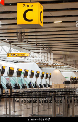 Chiuso i banchi check-in e la zona C firmare all'aeroporto di Londra Heathrow Foto Stock