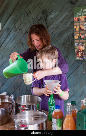 Presteigne, Powys, Regno Unito. Premendo le mele per il succo di frutta e sidro dal comune della comunità di frutteti è un evento annuale ogni anno in autunno Foto Stock