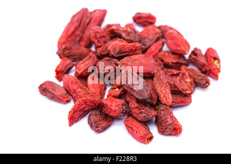 Bacche di Goji isolato su bianco. Foto Stock