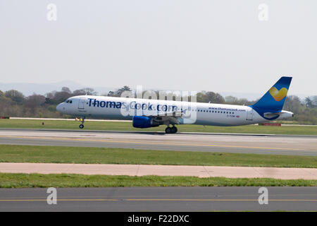 Thomas Cook Airbus A321 i passeggeri di atterraggio aereo all'Aeroporto di Manchester in pista. Foto Stock