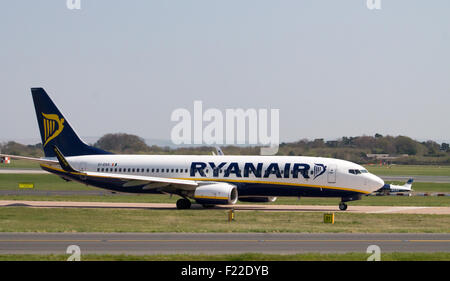 Ryanair Boeing 737 aereo passeggeri in rullaggio a Manchester Airport rullaggio. Tempo soleggiato. Foto Stock