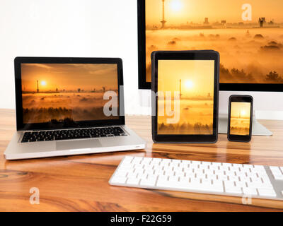 Computer mobile und Geräte mit Foto von Berlin Foto Stock