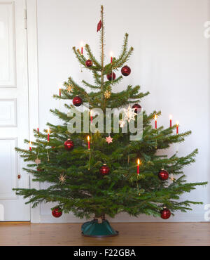 Weihnachtsbaum mit Kerzen Foto Stock