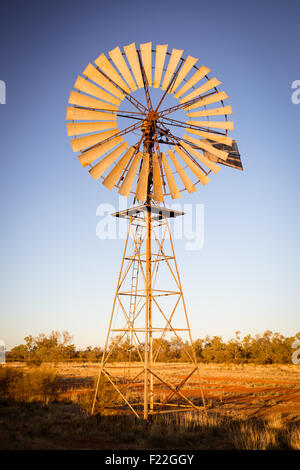 Un vecchio mulino in disuso all'alba vicino a Gemtree, Territorio del Nord, l'Australia Foto Stock