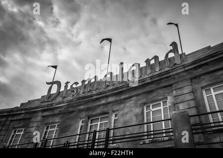 WESTON-super-Mare, Regno Unito - 3 Settembre 2015: il segno all'entrata di Banksy's Dismaland Bemusement Park. Foto Stock