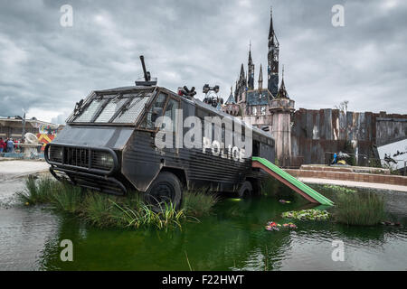 WESTON-super-Mare, Regno Unito - 3 Settembre 2015: una polizia van nel cannone ad acqua Creek a Banksy's Dismaland Bemusement Park. Foto Stock