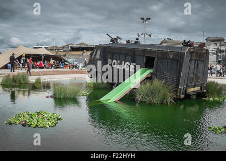 WESTON-super-Mare, Regno Unito - 3 Settembre 2015: una polizia van nel cannone ad acqua Creek a Banksy's Dismaland Bemusement Park. Foto Stock