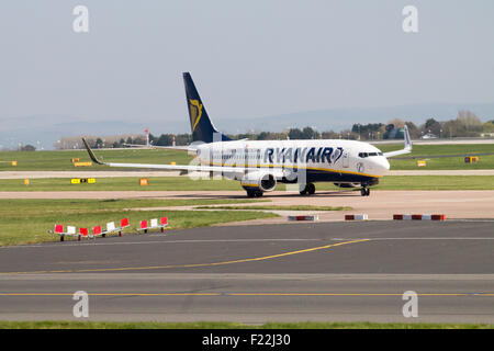 Ryanair Boeing 737 aereo passeggeri in rullaggio a Manchester Airport rullaggio. Tempo soleggiato. Foto Stock