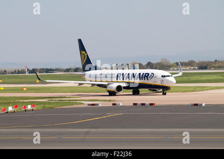 Ryanair Boeing 737 aereo passeggeri in rullaggio a Manchester Airport rullaggio. Tempo soleggiato. Foto Stock