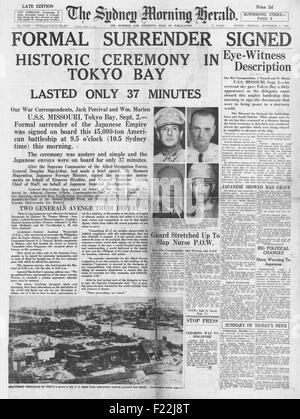 1945 Herald di mattina de Sydney (Australia) pagina anteriore reporting Giappone segni documento di consegna a bordo della USS Missouri Foto Stock