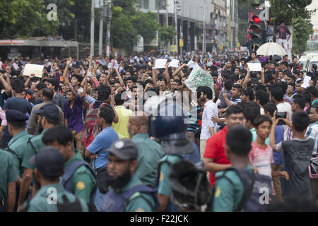 Dacca in Bangladesh. Decimo Sep, 2015. Gli studenti del Bangladesh provenienti da diverse università private stanno dimostrando in diverse parti di Dhaka, Bangladesh il 10 settembre 2015, protestando il 7.5% iva sui loro tasse universitarie. Credito: Suvra Kanti Das/ZUMA filo/Alamy Live News Foto Stock