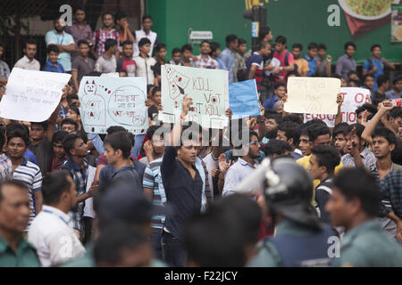 Dacca in Bangladesh. Decimo Sep, 2015. Gli studenti del Bangladesh provenienti da diverse università private stanno dimostrando in diverse parti di Dhaka, Bangladesh il 10 settembre 2015, protestando il 7.5% iva sui loro tasse universitarie. Credito: Suvra Kanti Das/ZUMA filo/Alamy Live News Foto Stock