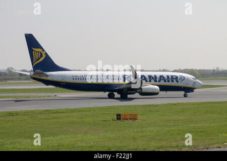 Ryanair Boeing 737 aereo passeggeri in rullaggio a Manchester Airport rullaggio. Tempo soleggiato. Foto Stock