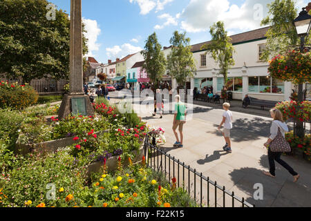 Persone che camminano su Glastonbury High St su una soleggiata giornata d'estate, Glastonbury, Somerset England Regno Unito Foto Stock